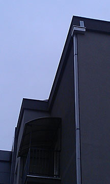 Detalj - spoj vertikalnog oluka i vodoskupljača na fasadnom delu zgrade.